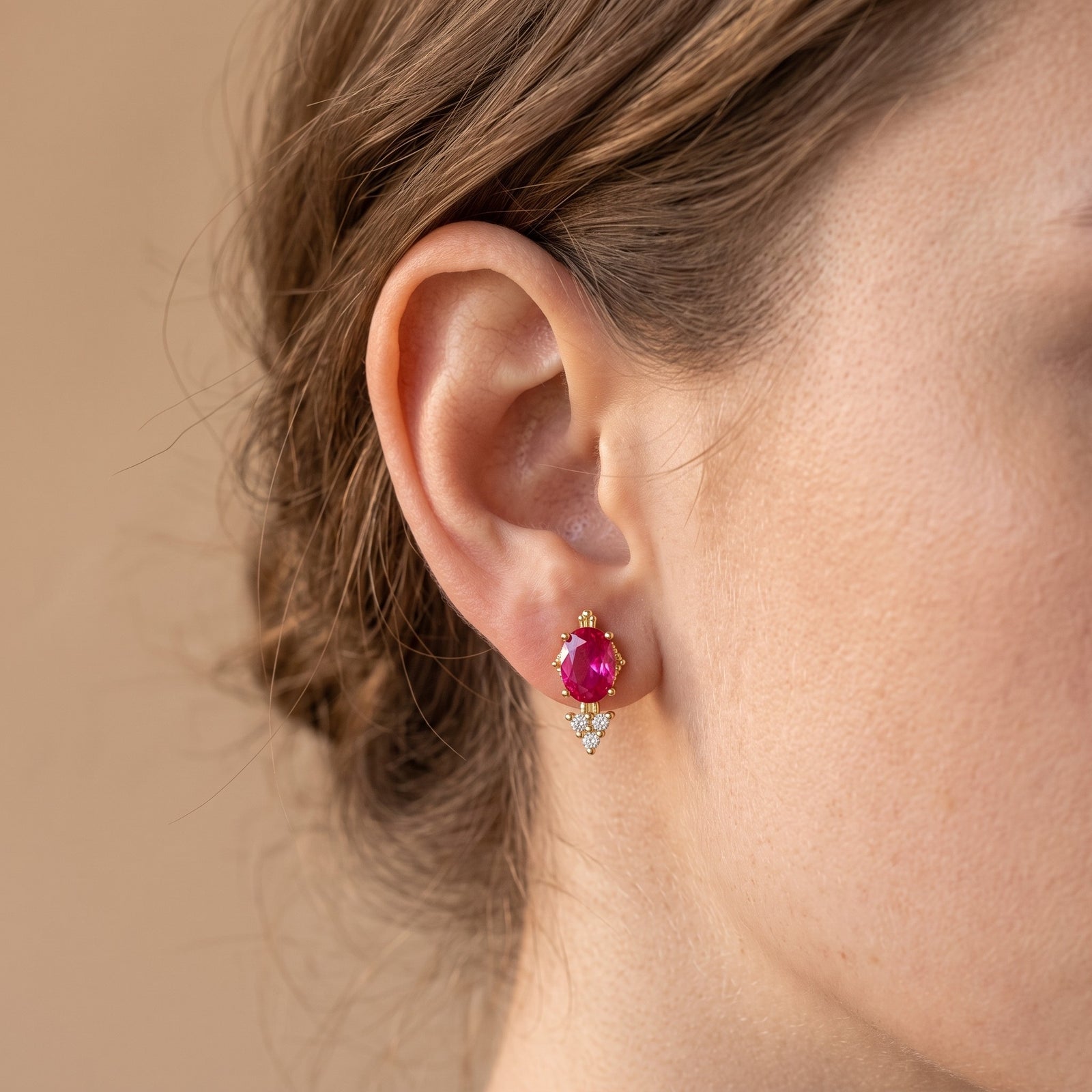 Minđuša roze oval sa cirkonima u uhu modela