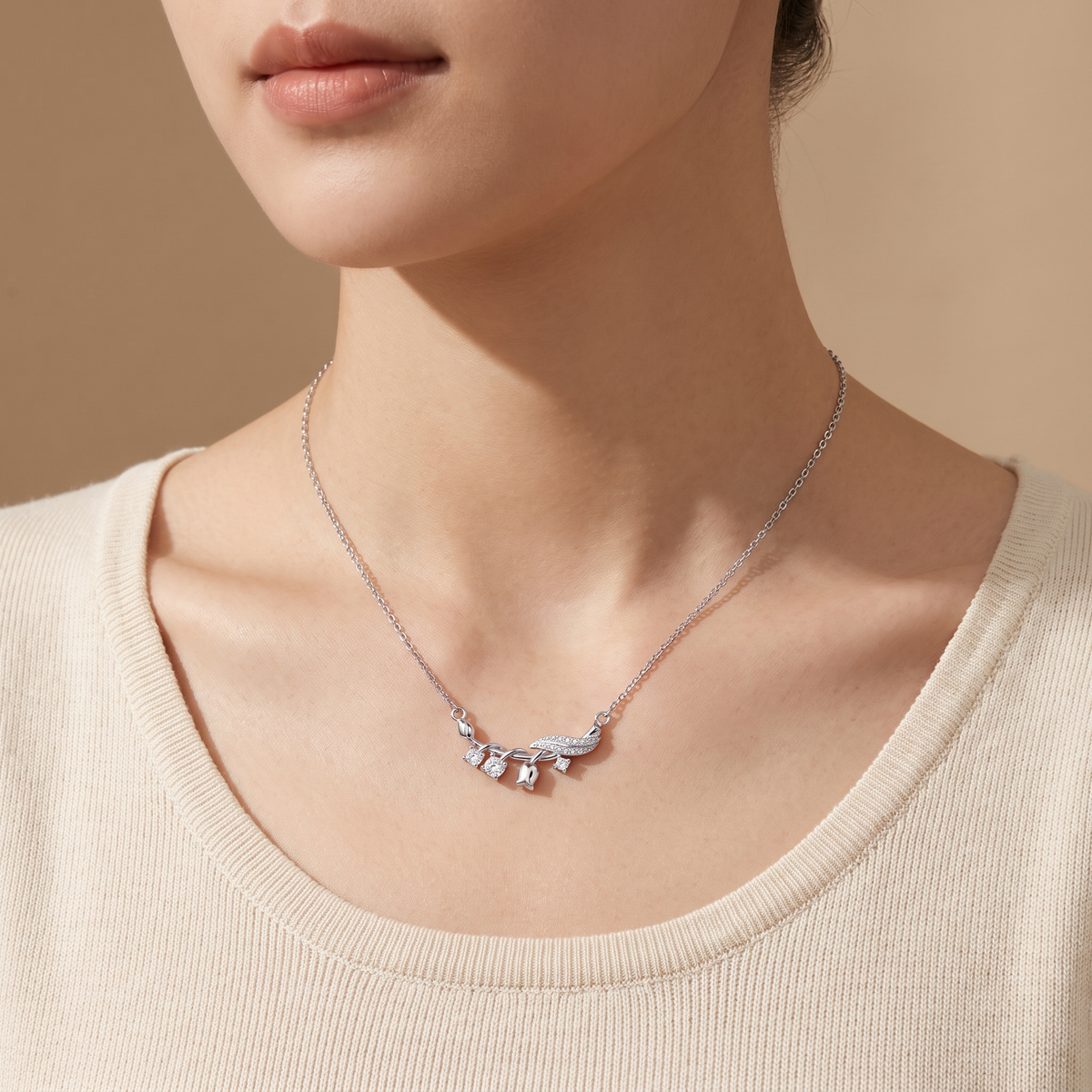 Lančić tulipan sa listovima na modelu — ukras 24 × 13 mm