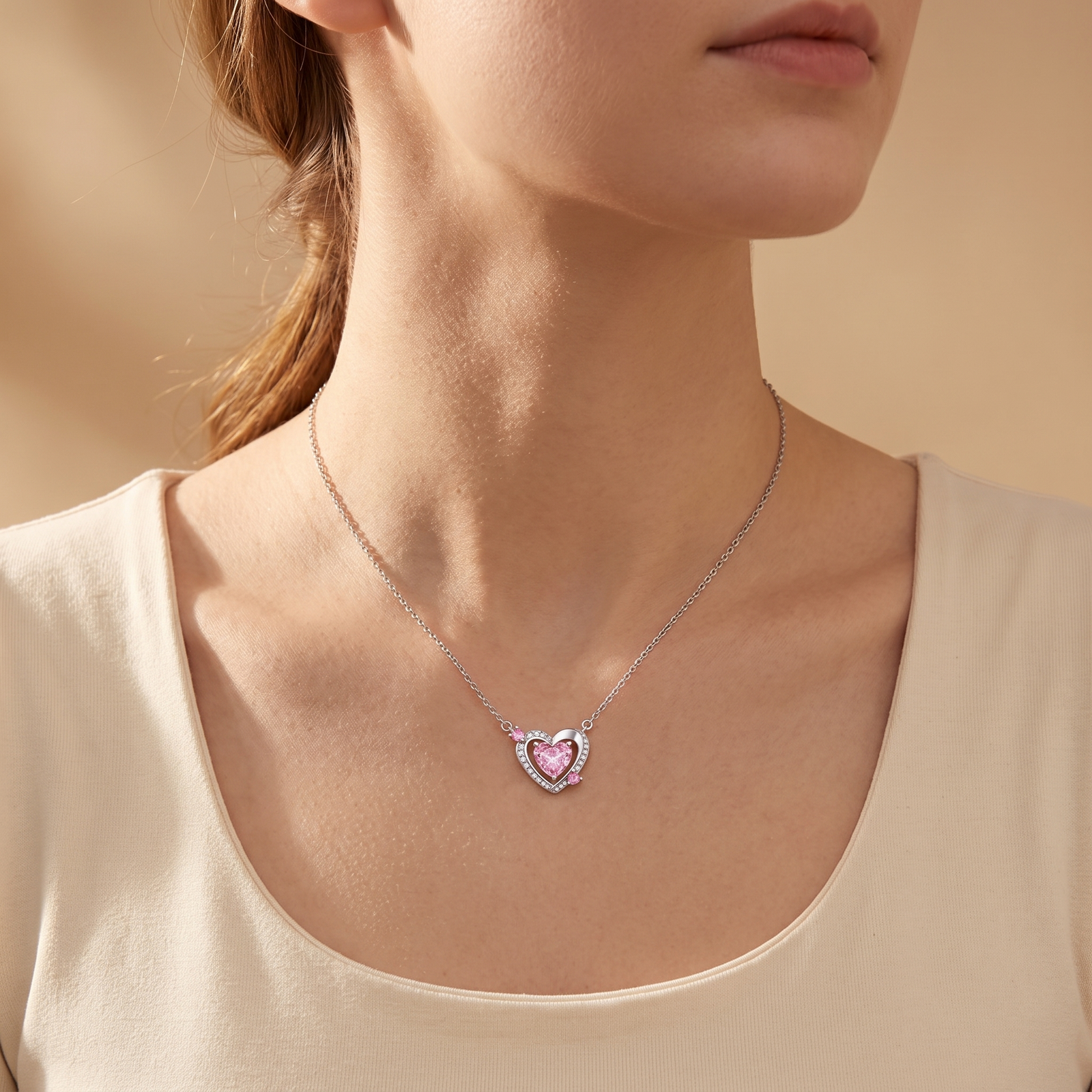 Lančić roze srce na vratu — privjesak 17,5 × 14,5 mm